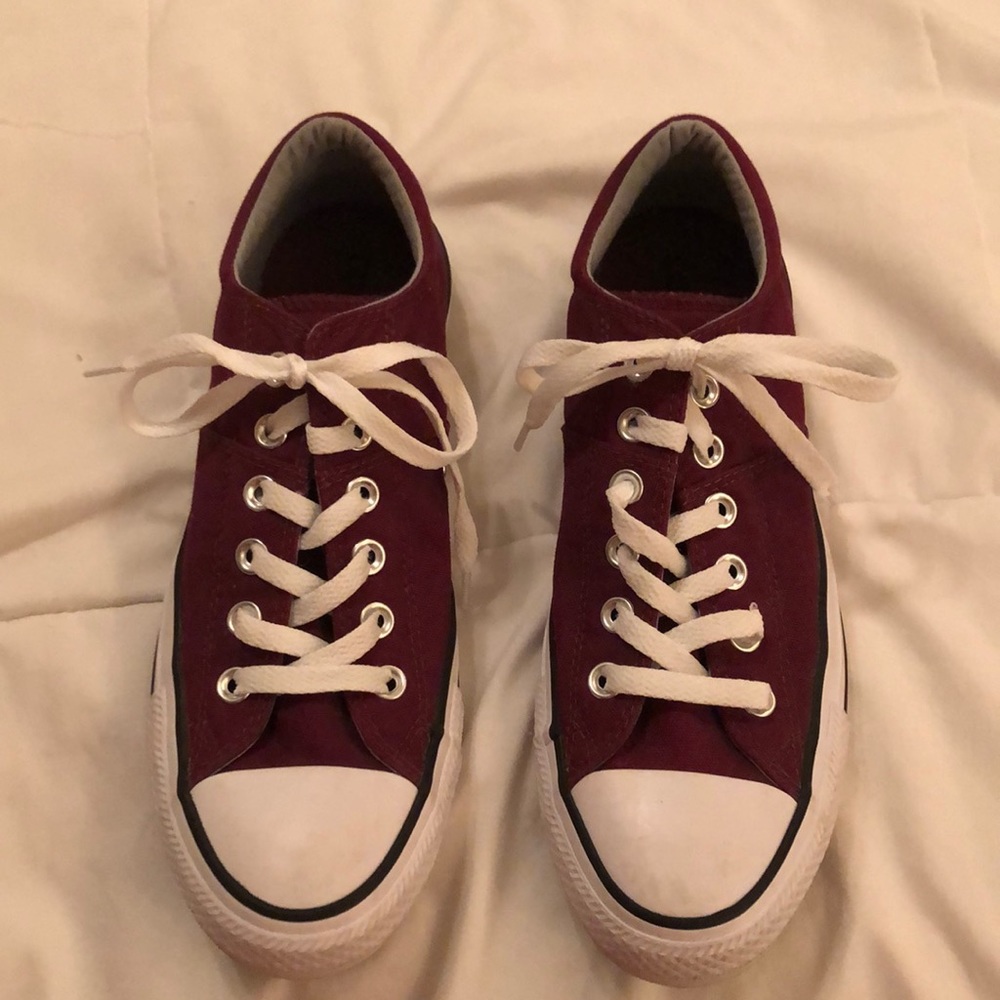 maroon converse!